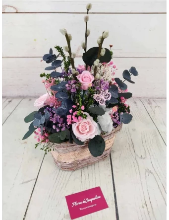 Rosas y eucalipto preservado