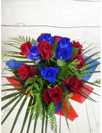 Ramo rosas azules y rojas