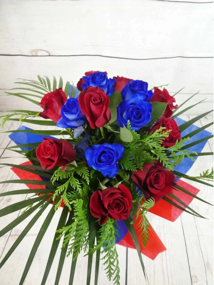 Ramo rosas azules y rojas