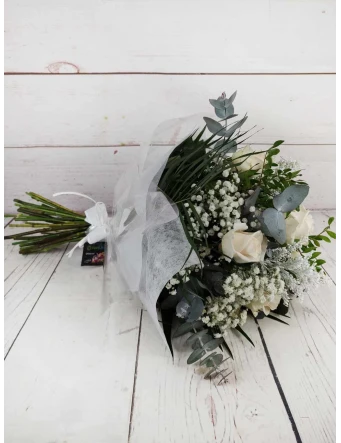 Rosas blancas con envoltorio