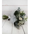 Rosas blancas con envoltorio