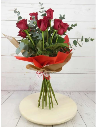 Bouquet de rosas rojas atadas