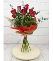 Bouquet de rosas rojas atadas