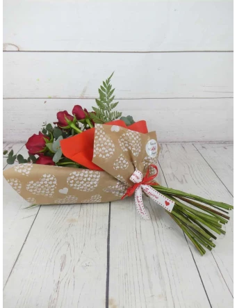 Ramo de rosas rojas estilo estico