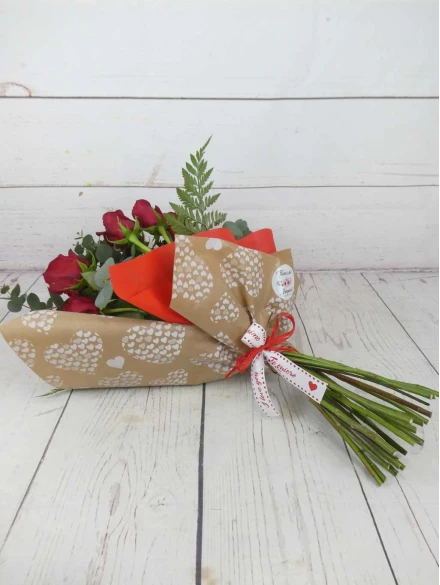 Ramo de rosas rojas estilo estico