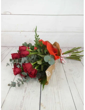 Ramo rosas rojas de tallo largo