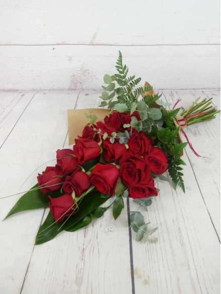 Arreglo funerario 18 rosas