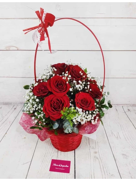 rosas rojas y paniculata en cesta