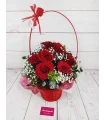 rosas rojas y paniculata en cesta