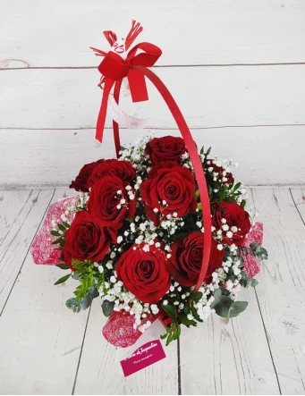 11 rosas rojas con cesta