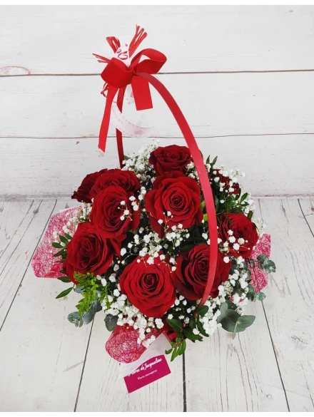 11 rosas rojas con cesta