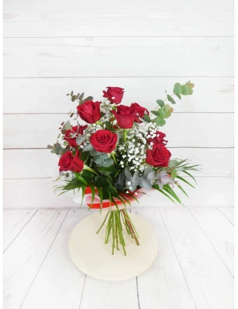 Docena rosas rojas con eucalipto