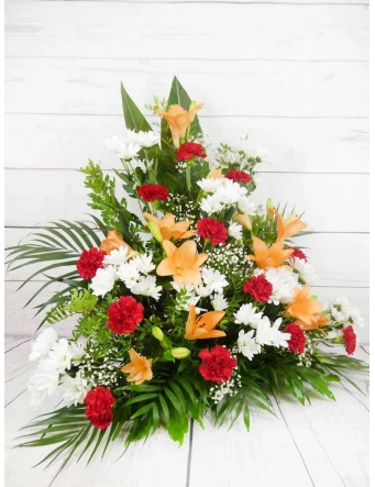 Centro tanatorio con claveles y lilium