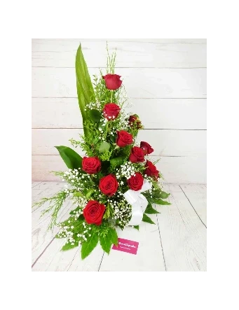 Centro pequeño de rosas rojas