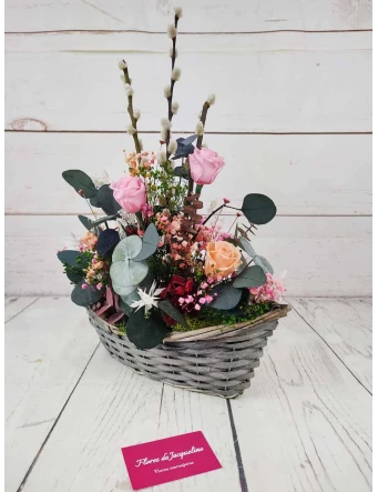 Barquito de mimbre con flores